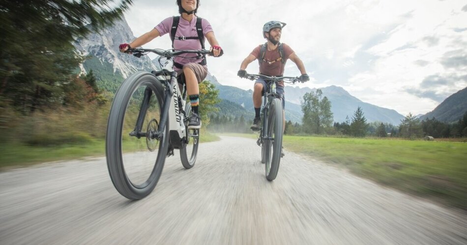 Two cyclists on a path | © Tiroler Zugspitz Arena/C. Jorda