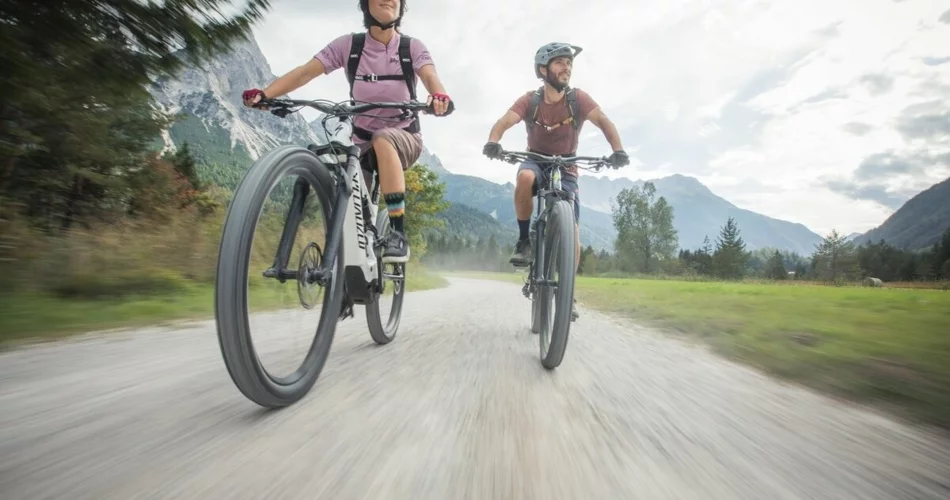 Zwei Radfahrer auf einem Weg | © Tiroler Zugspitz Arena/C. Jorda
