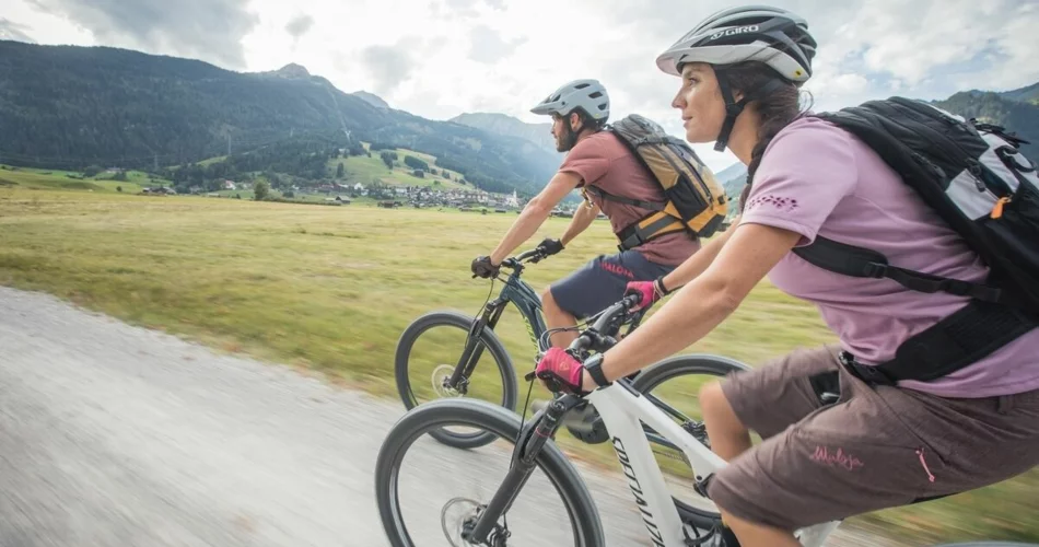 Zwei Radfahrer auf einem Weg | © Tiroler Zugspitz Arena/C. Jorda