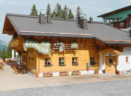 Eine schöne, große Almhütte mit Restaurant und Terrasse